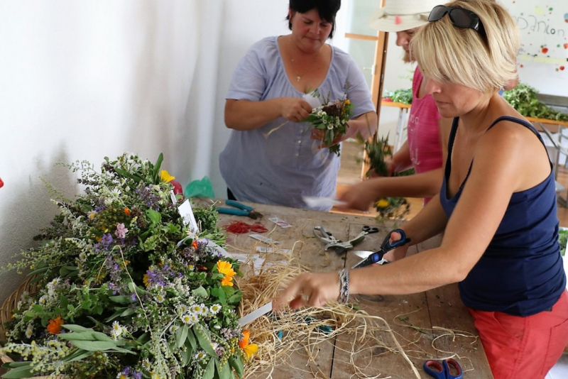 Landfrauen binden Kräuterbuschen zum Fest Maria Himmelfahrt