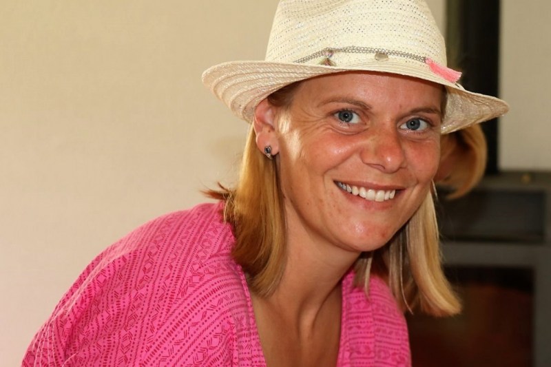 Landfrauen binden Kräuterbuschen zum Fest Maria Himmelfahrt