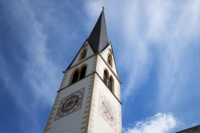 Landfrauen binden Kräuterbuschen zum Fest Maria Himmelfahrt