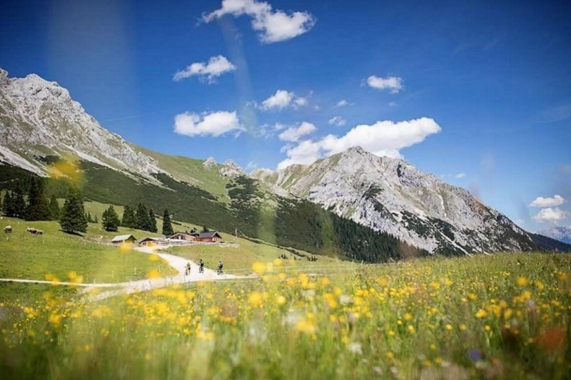 Nachricht von der Feldernalm – „Wir melken, buttern, machen Graukas“