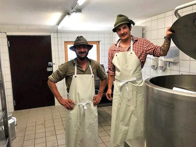 Nachricht von der Feldernalm – „Wir melken, buttern, machen Graukas“