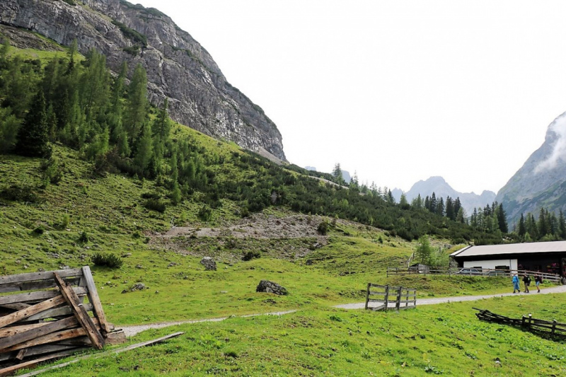 Seeben Alm – Schutzwall schützt den Hüttenbetrieb