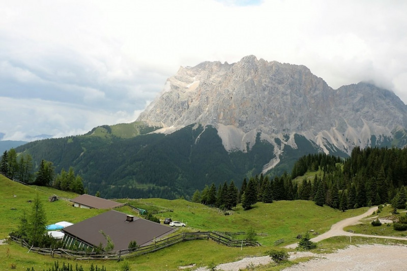 Seeben Alm – Schutzwall schützt den Hüttenbetrieb