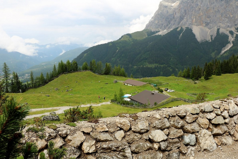 Seeben Alm – Schutzwall schützt den Hüttenbetrieb