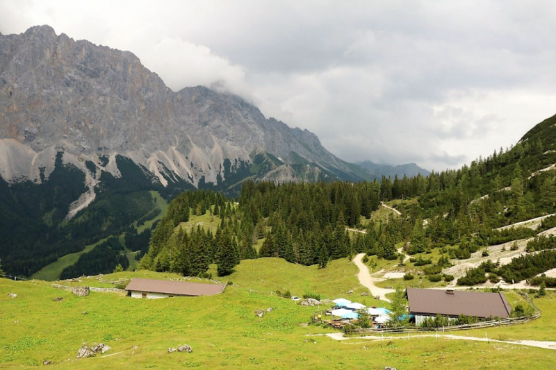 Seeben Alm – Schutzwall schützt den Hüttenbetrieb