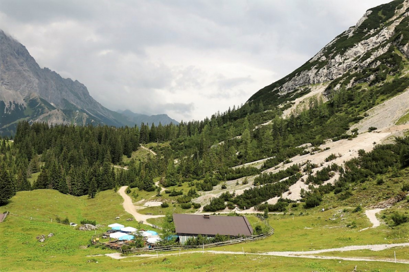 Seeben Alm – Schutzwall schützt den Hüttenbetrieb