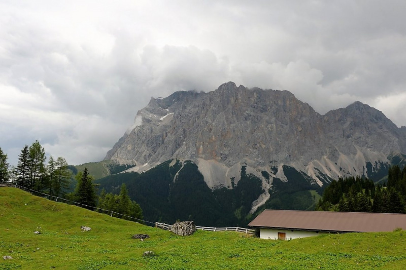Seeben Alm – Schutzwall schützt den Hüttenbetrieb