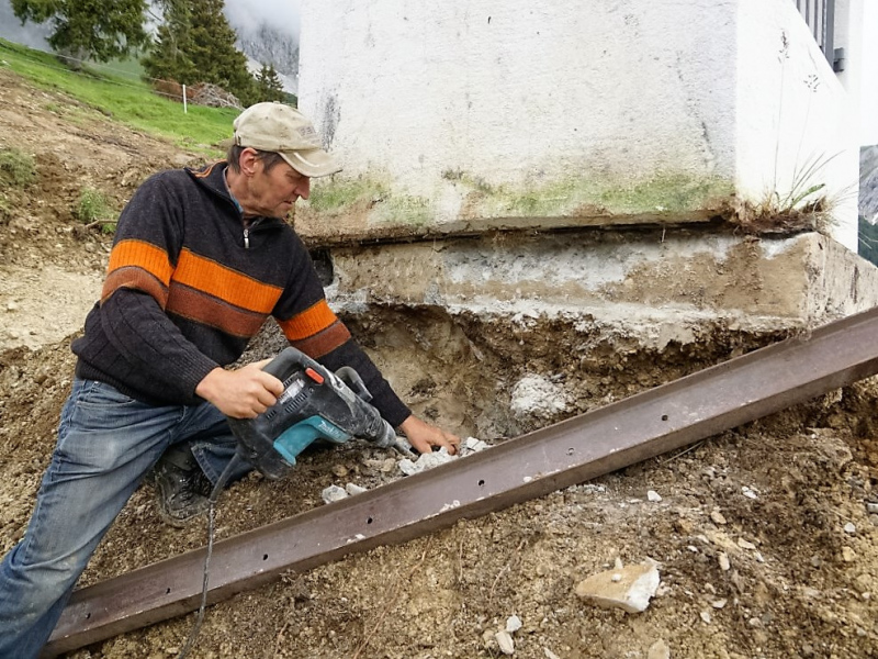Verlegung der Feldernalmkapelle – Ein Bagger machte es möglich