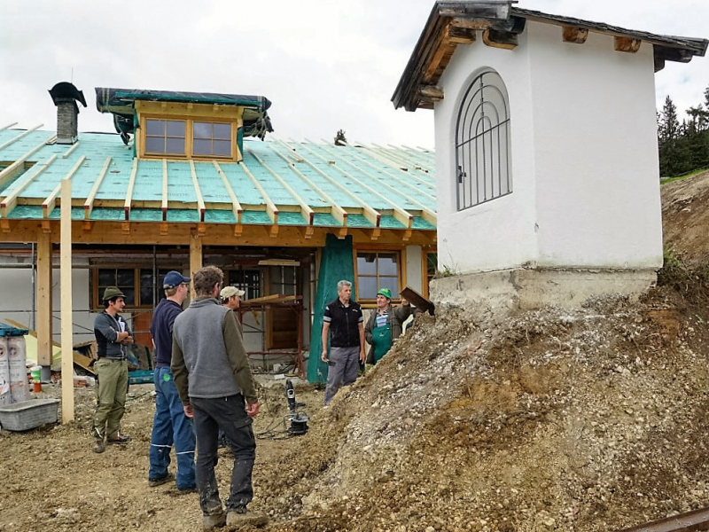 Verlegung der Feldernalmkapelle – Ein Bagger machte es möglich