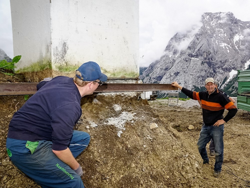 Verlegung der Feldernalmkapelle – Ein Bagger machte es möglich
