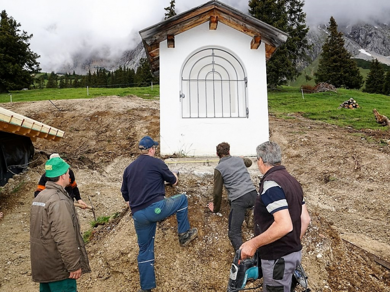 Verlegung der Feldernalmkapelle – Ein Bagger machte es möglich