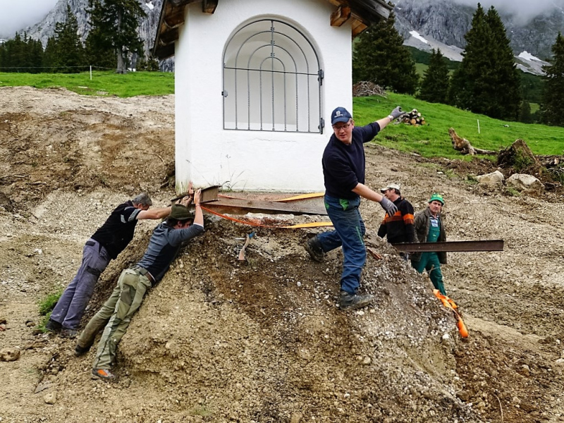 Verlegung der Feldernalmkapelle – Ein Bagger machte es möglich