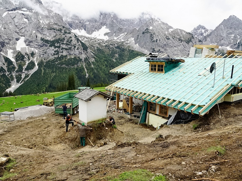 Verlegung der Feldernalmkapelle – Ein Bagger machte es möglich