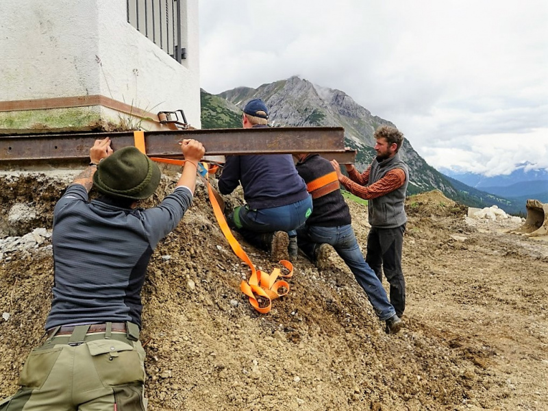 Verlegung der Feldernalmkapelle – Ein Bagger machte es möglich