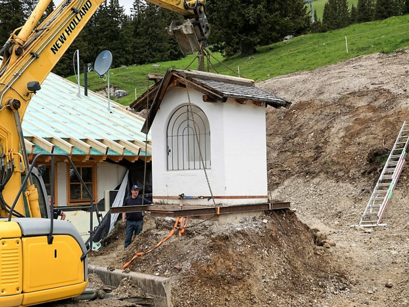 Verlegung der Feldernalmkapelle – Ein Bagger machte es möglich