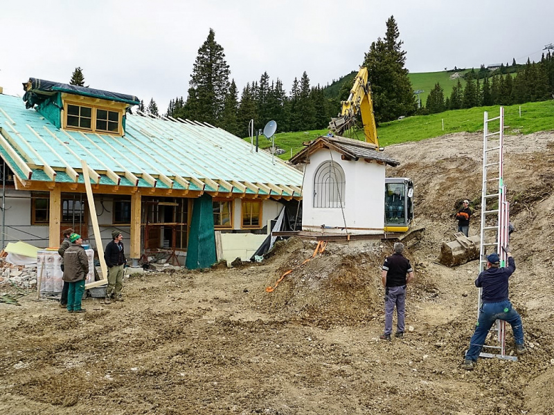 Verlegung der Feldernalmkapelle – Ein Bagger machte es möglich