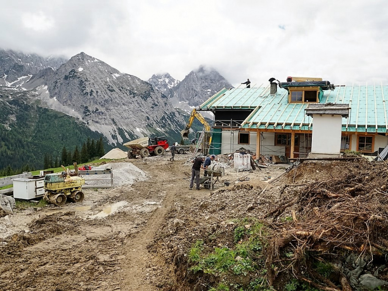 Verlegung der Feldernalmkapelle – Ein Bagger machte es möglich