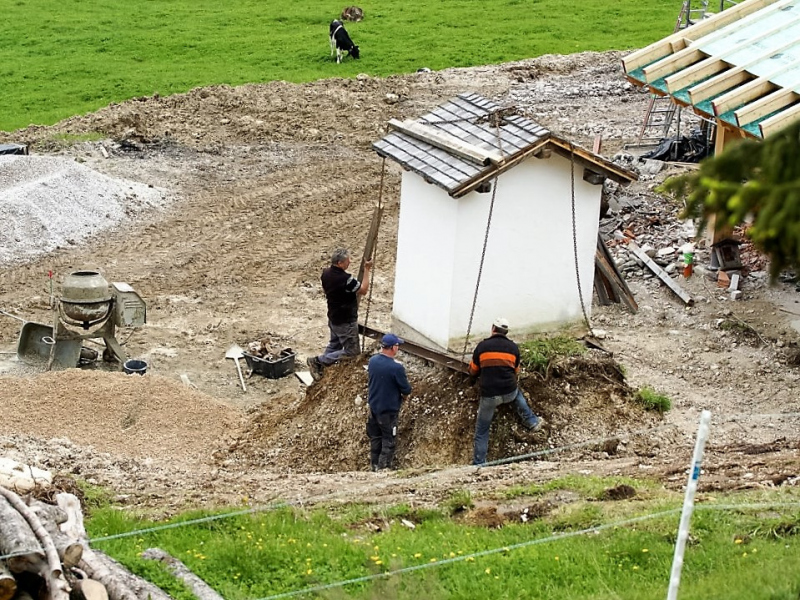 Verlegung der Feldernalmkapelle – Ein Bagger machte es möglich