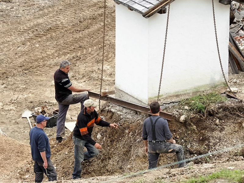 Verlegung der Feldernalmkapelle – Ein Bagger machte es möglich