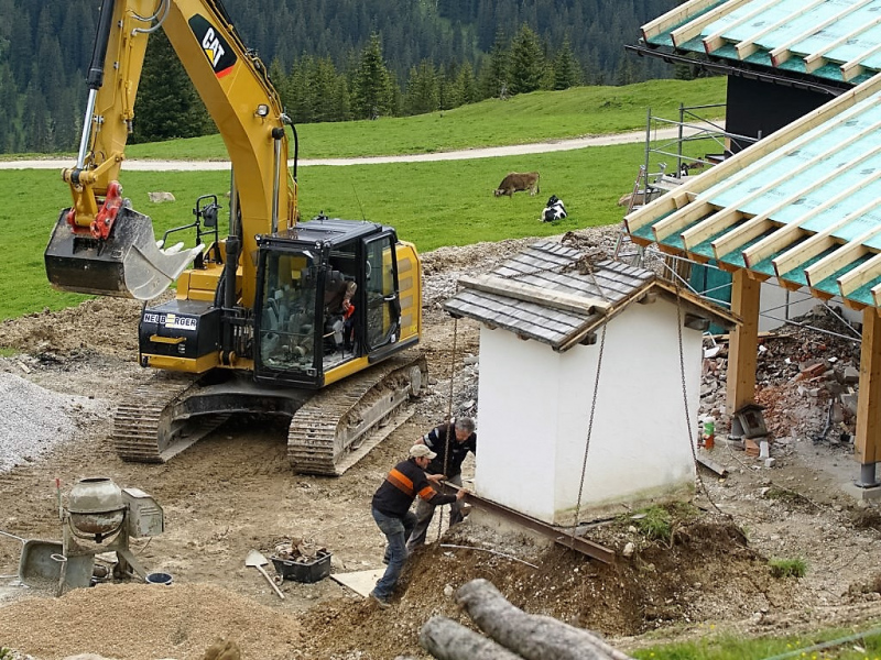 Verlegung der Feldernalmkapelle – Ein Bagger machte es möglich
