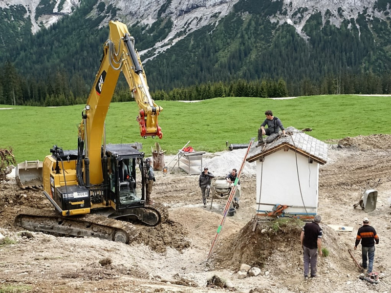 Verlegung der Feldernalmkapelle – Ein Bagger machte es möglich