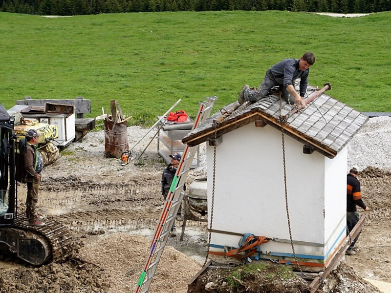 Verlegung der Feldernalmkapelle – Ein Bagger machte es möglich