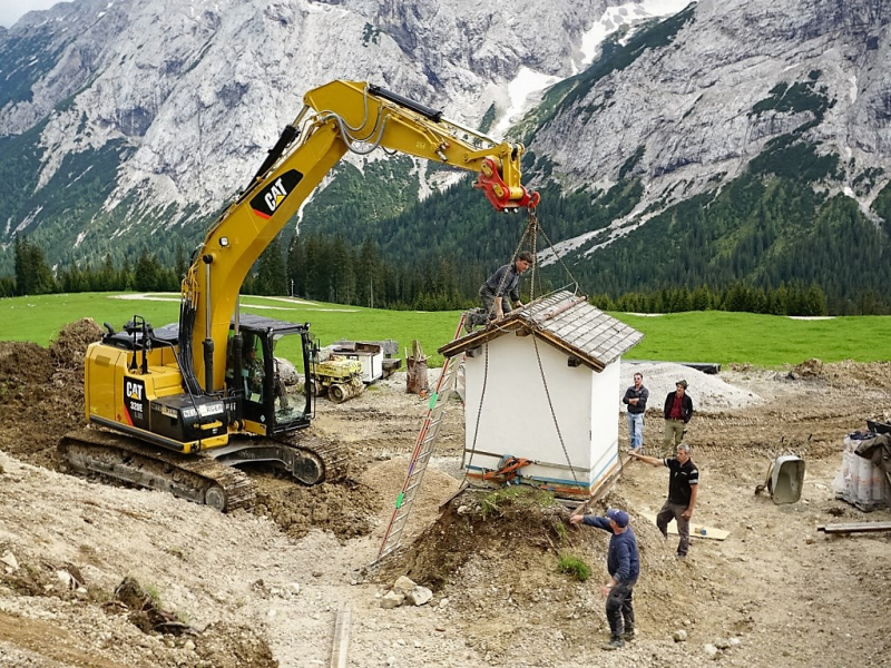 Verlegung der Feldernalmkapelle – Ein Bagger machte es möglich