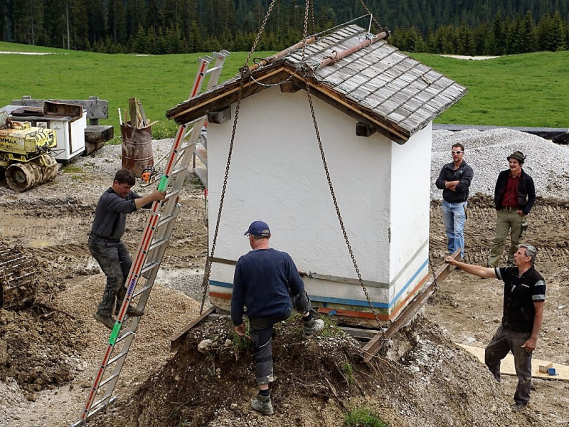 Verlegung der Feldernalmkapelle – Ein Bagger machte es möglich