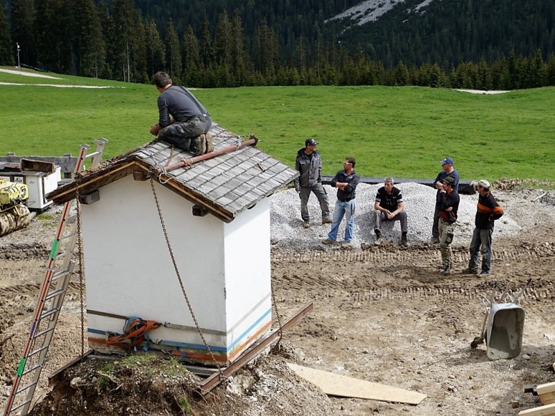 Verlegung der Feldernalmkapelle – Ein Bagger machte es möglich