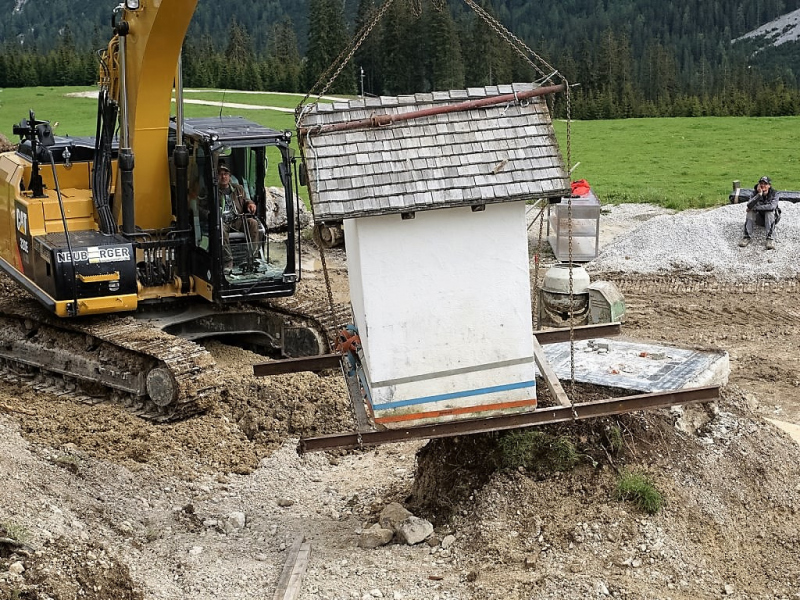 Verlegung der Feldernalmkapelle – Ein Bagger machte es möglich