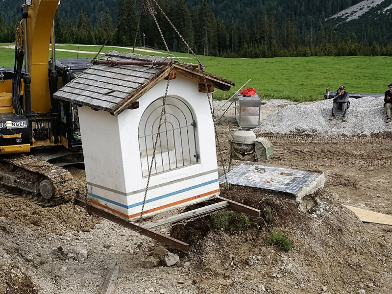 Verlegung der Feldernalmkapelle – Ein Bagger machte es möglich