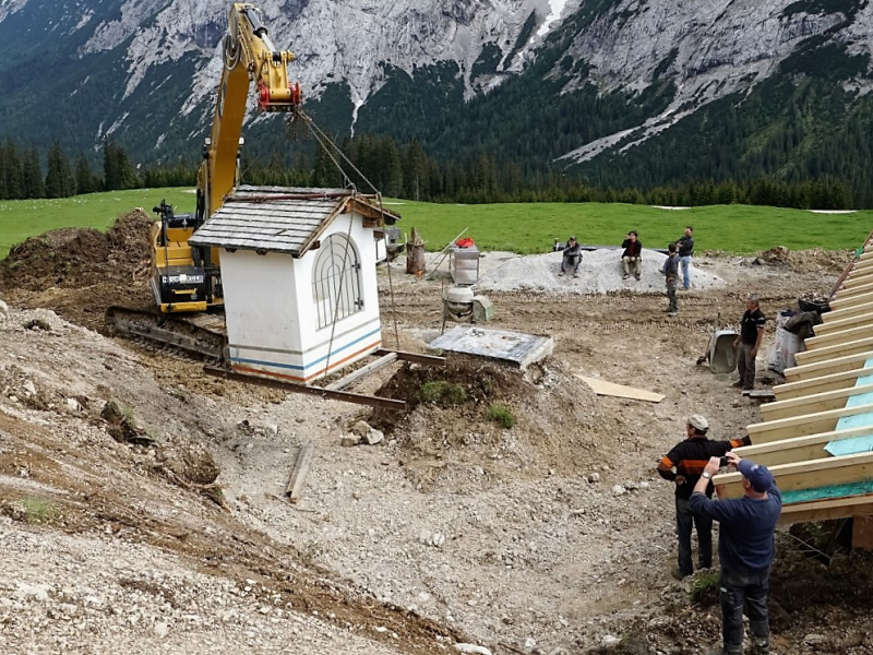 Verlegung der Feldernalmkapelle – Ein Bagger machte es möglich