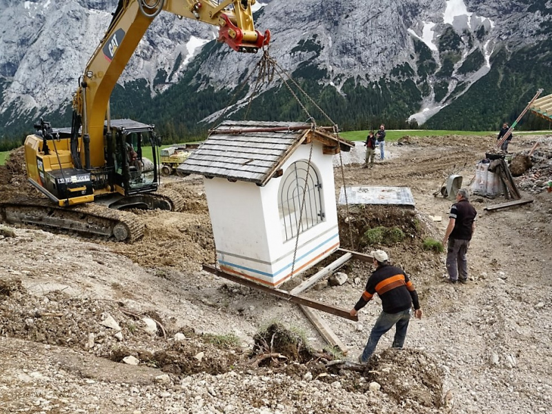 Verlegung der Feldernalmkapelle – Ein Bagger machte es möglich