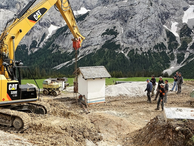 Verlegung der Feldernalmkapelle – Ein Bagger machte es möglich