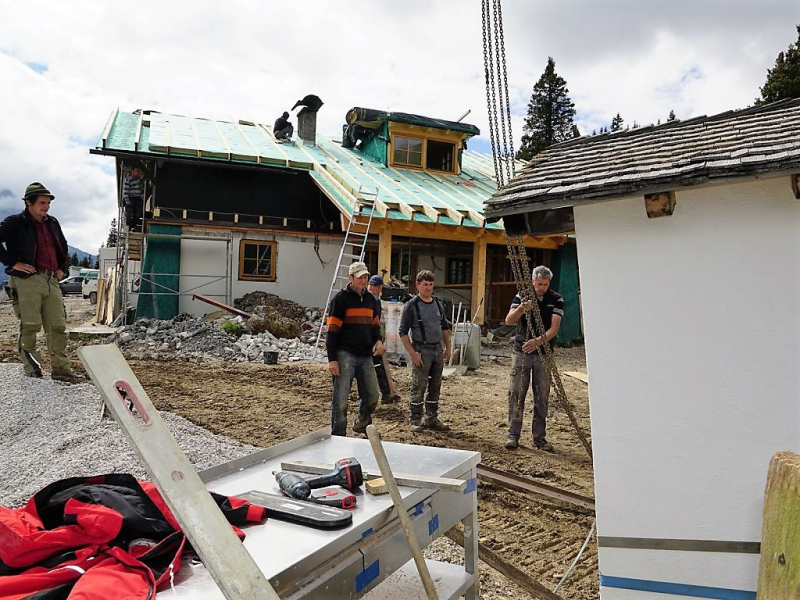 Verlegung der Feldernalmkapelle – Ein Bagger machte es möglich