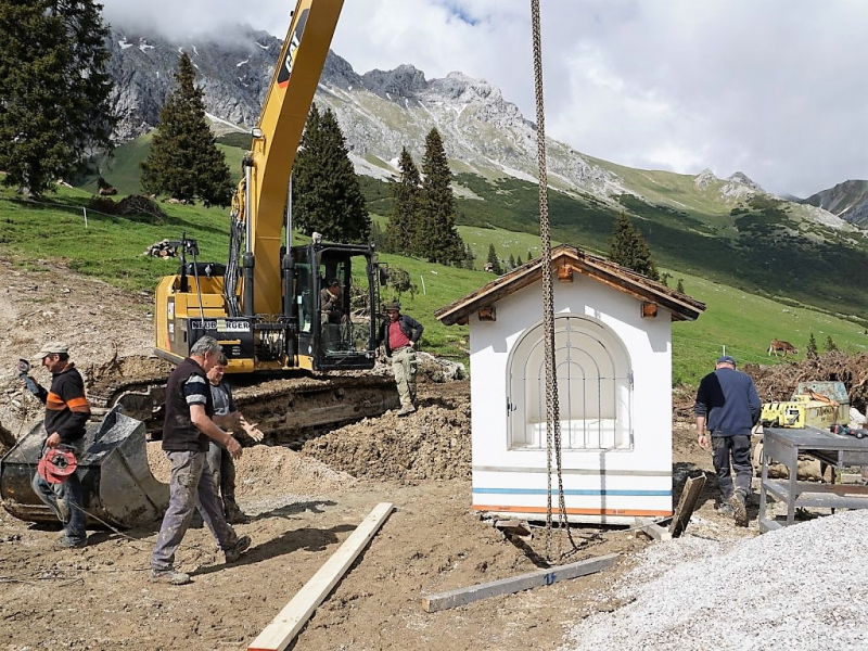 Verlegung der Feldernalmkapelle – Ein Bagger machte es möglich