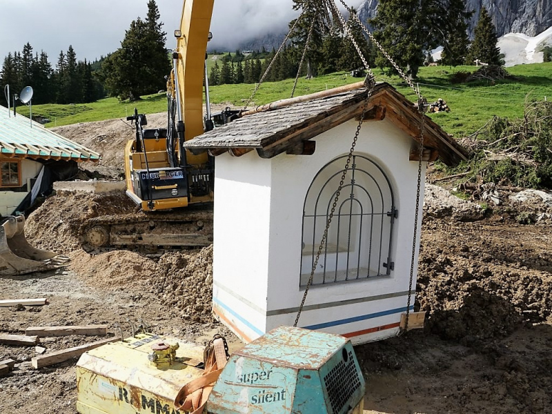 Verlegung der Feldernalmkapelle – Ein Bagger machte es möglich