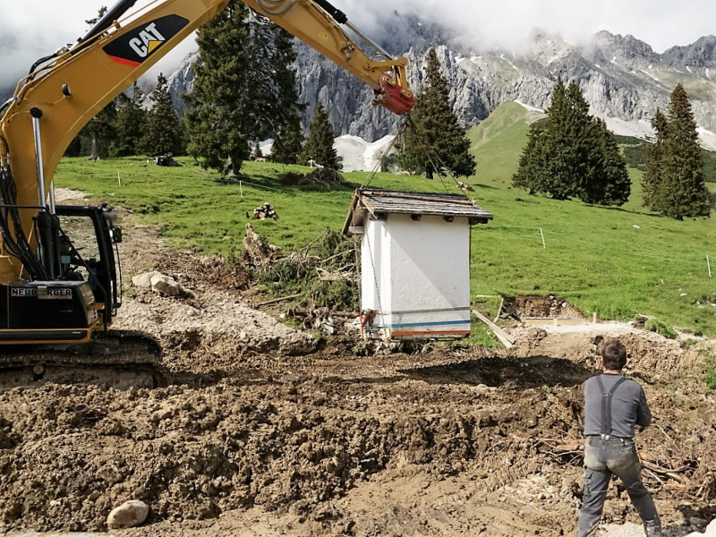 Verlegung der Feldernalmkapelle – Ein Bagger machte es möglich