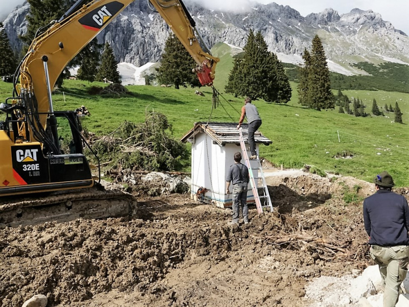 Verlegung der Feldernalmkapelle – Ein Bagger machte es möglich
