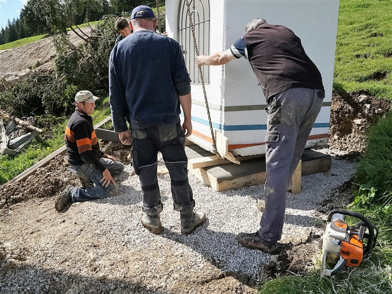 Verlegung der Feldernalmkapelle – Ein Bagger machte es möglich