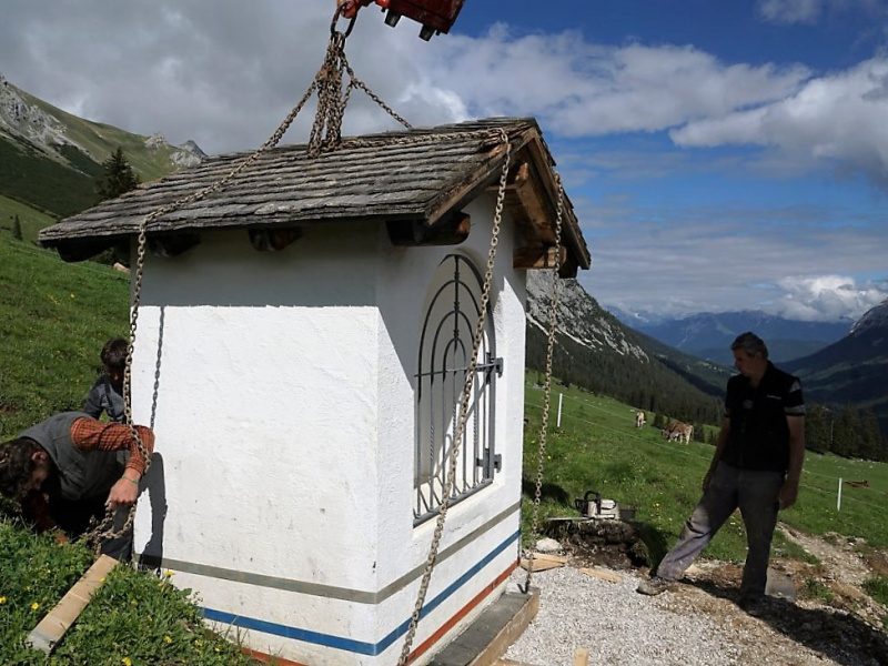 Verlegung der Feldernalmkapelle – Ein Bagger machte es möglich