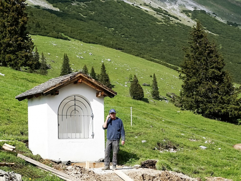 Verlegung der Feldernalmkapelle – Ein Bagger machte es möglich
