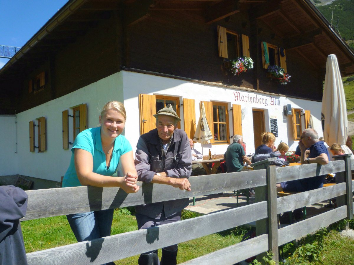 (rechts) Almobmann der Marienbergalm, Hans-Jörg Wett. (Foto: Knut Kuckel)