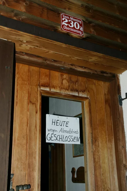 Nicht vergessen! Heute geschlossen, wegen Almabtrieb. (Foto: Andreas Fischer)