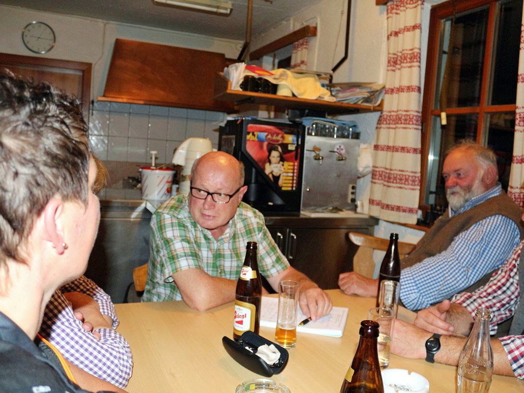 Gespräch auf der Marienbergalm mit den Schuchters und engen Freunden. (Foto: Beni van Staa)