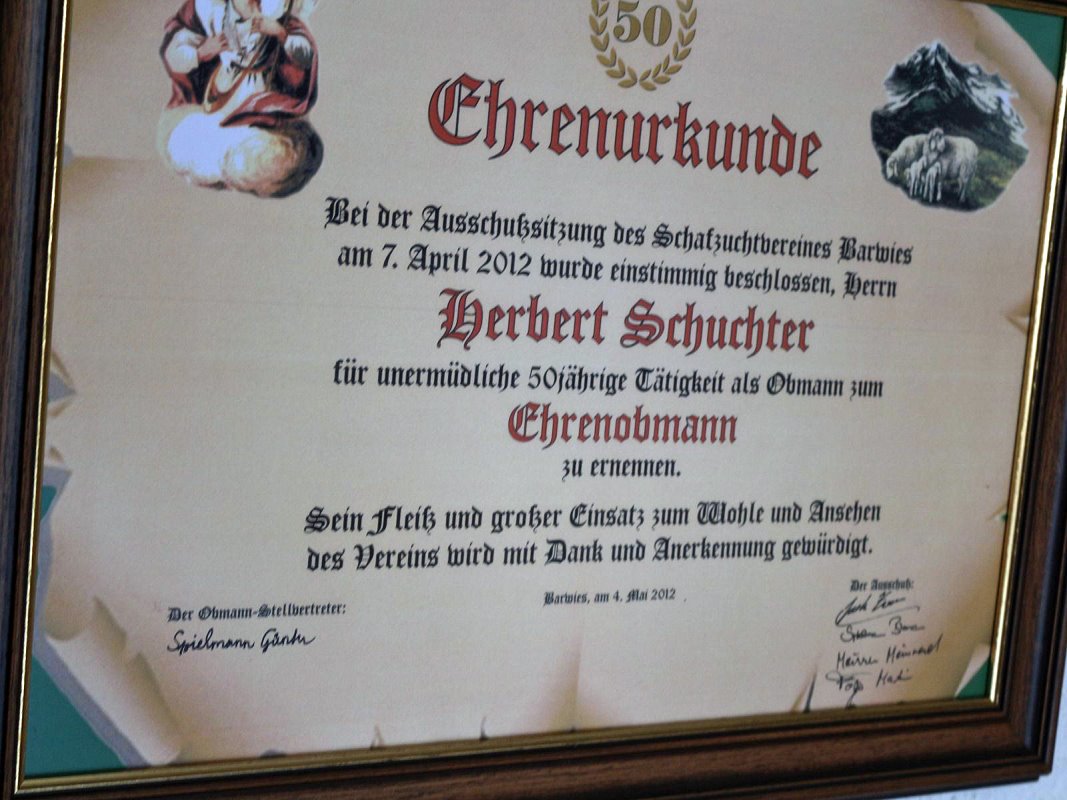 50 Jahre Schafzuchtverein Barwies - Urkunde für Herbert Schuchter. (Foto: Knut Kuckel)