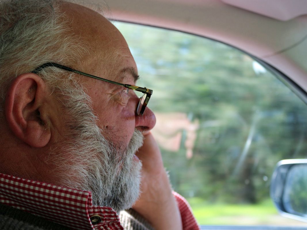 Herbert Schuchter auf dem Weg zur Marienbergalm - Am Telefon Almmeister Benedikt van Staa. (Foto: Knut Kuckel)