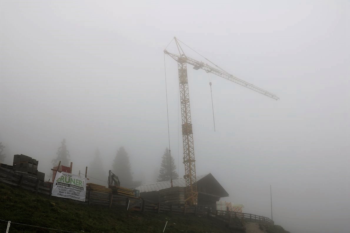 Baustelle in Wolken – „Kranhöhe über 1800 Meter“. (Foto: Knut Kuckel)