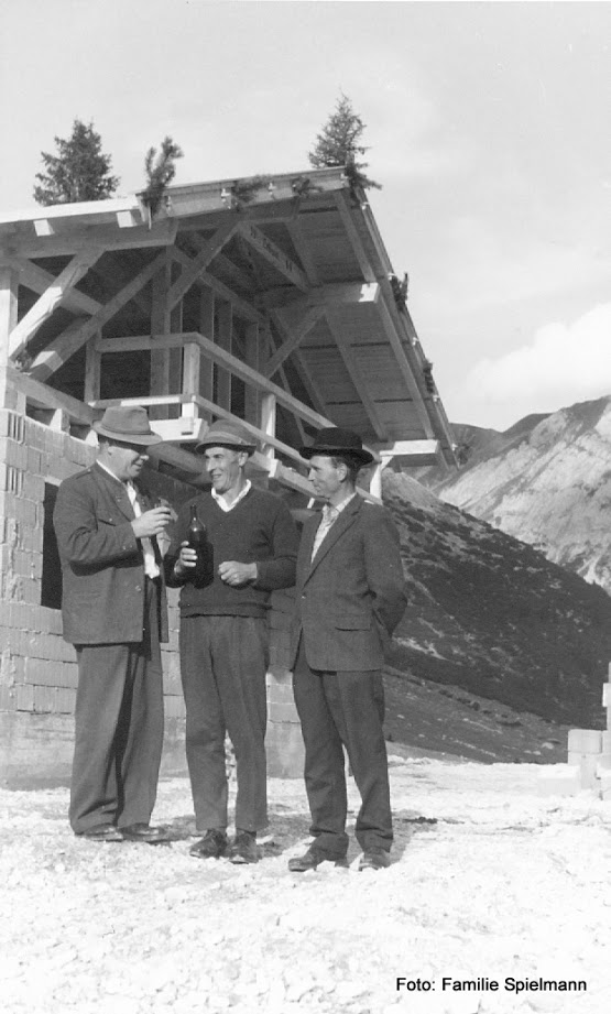 Firstfeier auf der alten Hochfeldernalm, in der Mitte Mathias Post, 1964 (Foto: Fam. Spielmann)