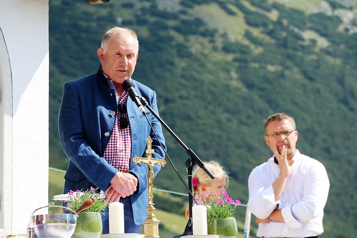 „Wir freuen uns alle über den unfallfreien Bauverlauf und den guten Start unserer neuen Hirten“, sagte zum Auftakt Almobmann Klaus Scharmer. (Foto: Knut Kuckel)